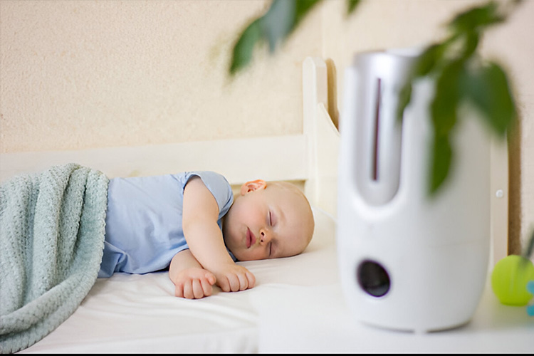  بخور گرم و سرد تا حدودی با هم شباهت دارند و هر دو برای درمان سرماخوردگی نوزاد و رفع خشکی بینی و پوست کودکان مؤثر هستند. 